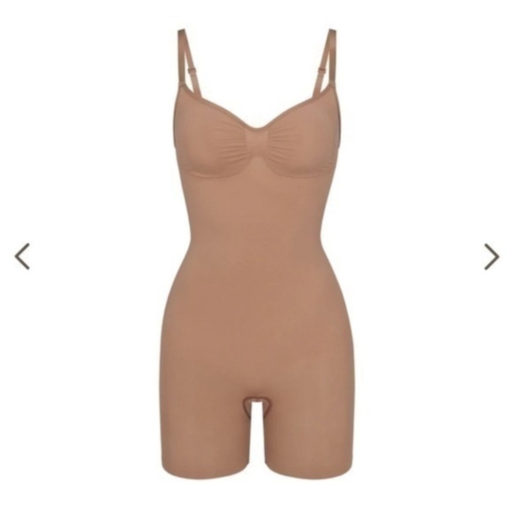 NWOT SKIMS SHAPEWEAR  SEAMLESS SCULPT MID THIGH BODYSUIT SIENNA BEIGE SMALL